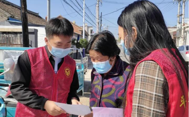 9月2日，鎮(zhèn)里的工作人員正在給村民宣傳生物質(zhì)清潔取暖的好處，從經(jīng)濟(jì)、環(huán)保、安全、高效、便捷等方面向群眾詳細(xì)介紹，并向現(xiàn)場(chǎng)群眾和過(guò)往行人發(fā)放《生物質(zhì)顆粒爐具政策解讀及安裝明白紙頁(yè)》，對(duì)群眾關(guān)心關(guān)注的問(wèn)題進(jìn)行答疑解惑。